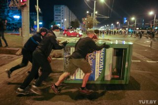 Второй день протестов в Беларуси: коктейли Молотова, светошумовые гранаты, стрельба и баррикады 13