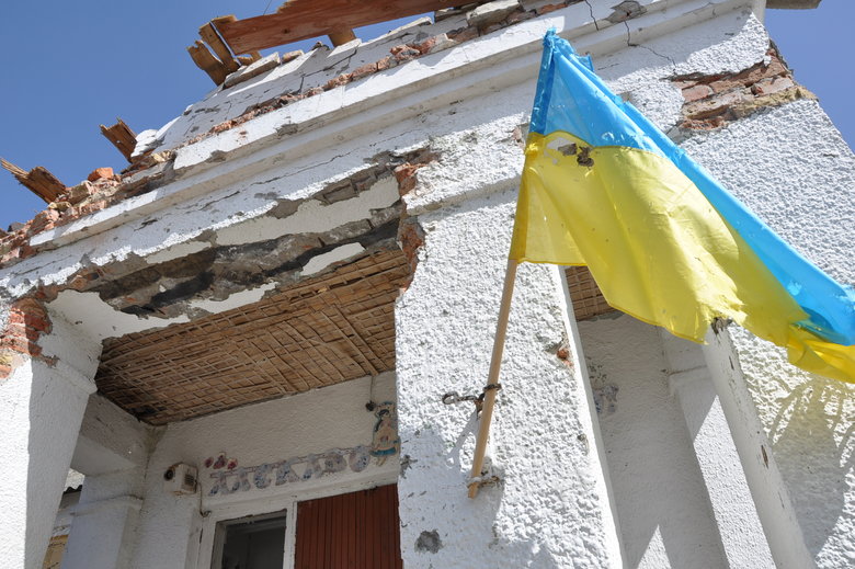 Розбомблені будинки, школа, бібліотека, вирви на дорогах та потрощені автомобілі: наслідки російської окупації в Макарові 45