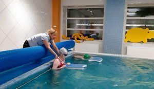 Вода, що повертає свободу руху: "Аптека 9-1-1" підтримала розвиток водної реабілітації для дітей в "Охматдиті"