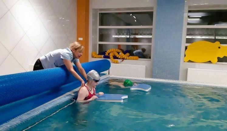 Вода, що повертає свободу руху: "Аптека 9-1-1" підтримала розвиток водної реабілітації для дітей в "Охматдиті"