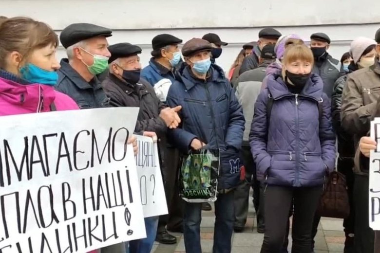 Жители Полтавы пикетировали горсовет из-за холода в квартирах 01