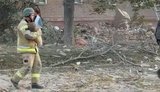 Рятувальник несе дитину, яку витягли із зруйнованої російським ударом багатоповерхівки у Прилуках. ВIДЕО
