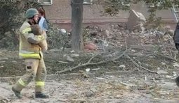 рятувальник несе на руках дитину