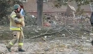 Рятувальник несе дитину, яку витягли із зруйнованої російським ударом багатоповерхівки у Прилуках. ВIДЕО