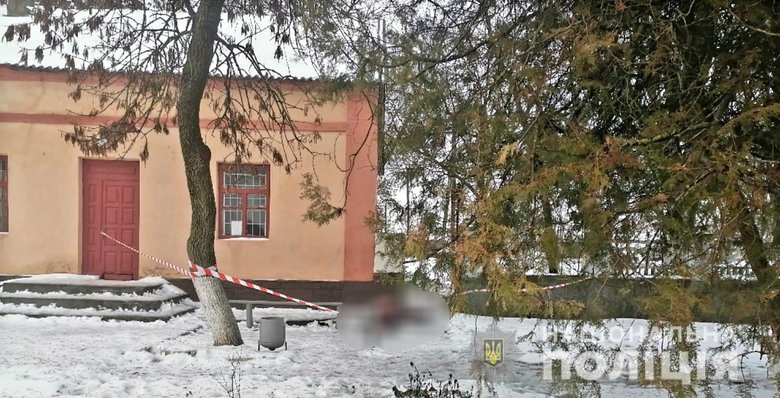 Жінка смертельно поранила чоловіка, який чіплявся до неї з ножем у Миколаївській області. Їй загрожує до 15 років ув’язнення, - Нацполіція 01