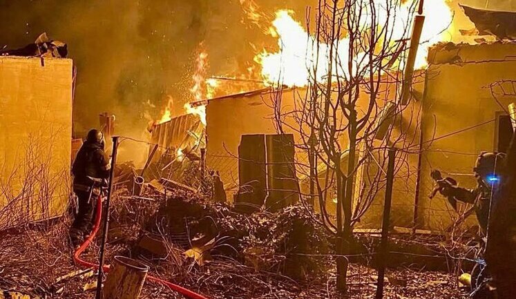 Вночі окупанти завдали авіаудару по Херсону: загинув чоловік. ФОТОрепортаж
