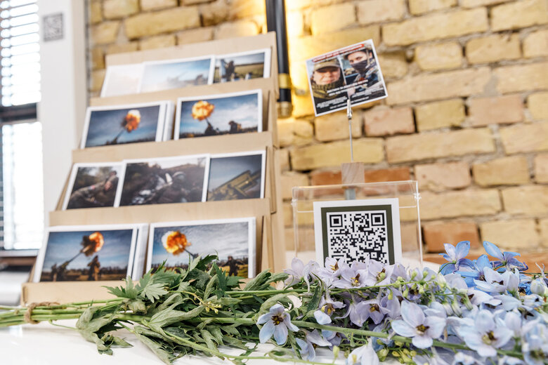 Цветы войны: в Киеве открылась благотворительная фотовыставка о работе артиллеристов 06