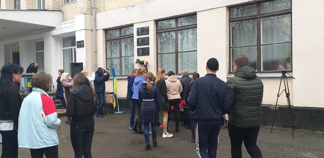 Мемориальные доски погибшим в зоне АТО воинам Сергею Ткачуку, Виктору Войцеховскому и Олегу Бурцу открыли на фасаде школы в Пятихатках на Днепропетровщине 19