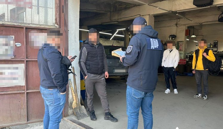 Работали на рынке и СТО вместо службы: раскрыта схема в Черновицком военном госпитале, - ГБР. ФОТОрепортаж