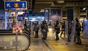 Аэропорт Гонконга отменил все рейсы из-за массовых протестов