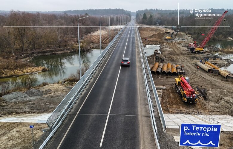 Міст через річку Тетерів у Київській області