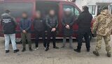 Виявлено схованих в автобусі чоловіків