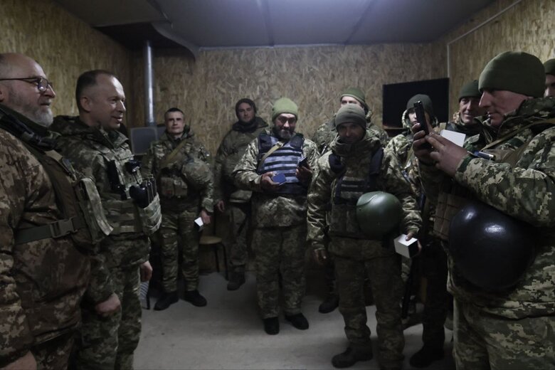 Сирський приїхав до Бахмуту: Бої тривають на околицях, росіяни хочуть оточити місто 09