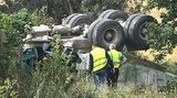 Вантажівка впала з моста в Харкові, водій у важкому стані. ФОТО