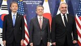 Перший заступник міністра закордонних справ Південної Кореї Кім Хон-Кюн (у центрі), заступник державного секретаря США Курт Кемпбелл (праворуч) та заступник міністра закордонних справ Японії Масатака Окано (ліворуч)