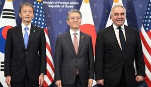 Перший заступник міністра закордонних справ Південної Кореї Кім Хон-Кюн (у центрі), заступник державного секретаря США Курт Кемпбелл (праворуч) та заступник міністра закордонних справ Японії Масатака Окано (ліворуч)