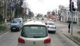 Проезд на красный свет, пересечение сплошной осевой, нарушения правил парковки, - машина начальника ГАИ Севастополя ездит по городу. + ВИДЕО