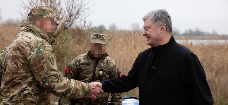 Порошенко привіз допомогу підрозділам ЗСУ, які воюють на східному напрямку 01