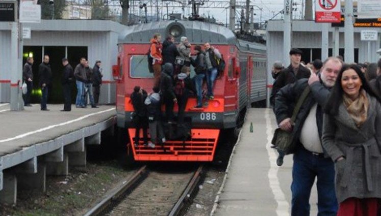 "Адские" электрички в России: люди едут в вагонах, на вагонах и между вагонов. ФОТОрепортаж+ВИДЕО