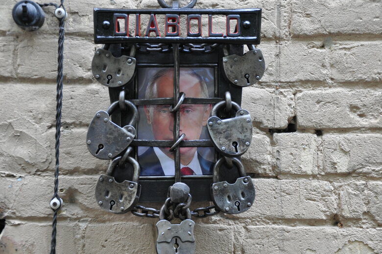 Кресло-катапульта, образцы снарядов и личные вещи рашистов: На Андреевском спуске открылась благотворительная выставка Спротив-2022 66 Кресло-катапульта, образцы снарядов и личные вещи рашистов: На Андреевском спуске открылась благотворительная выставка Спротив-2022 66