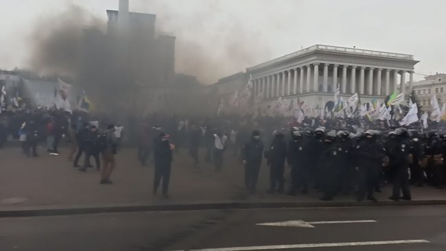 ФОПы попытались установить палатки на Майдане Незалежности: между митингующими и правоохранителями произошли стычки 30