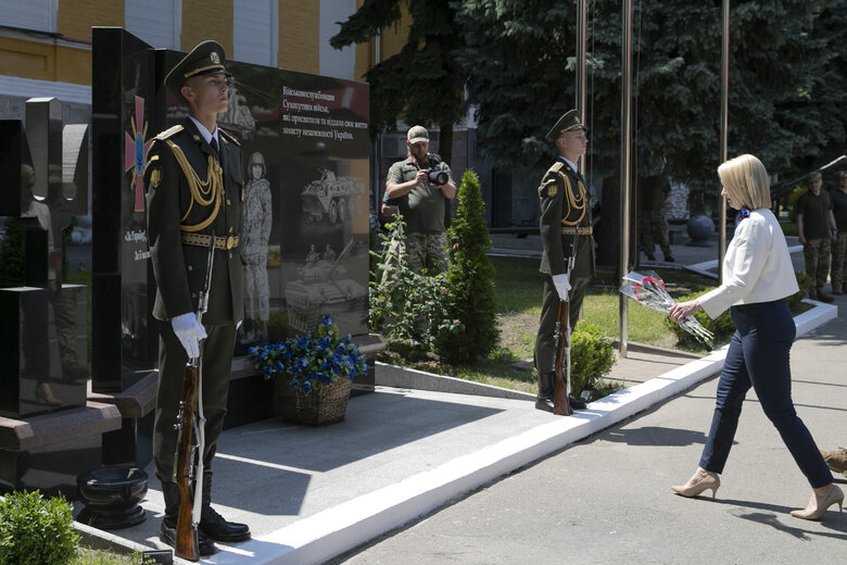 On day of USAs independence, Ambassador Brink met with Ukrainian soldiers 01