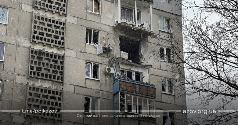 Маріуполь досі без світла, води та газу: Містяни готують їжу біля будинків на вогнищах 07
