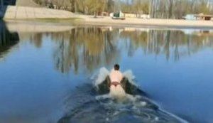 "Ви можете відійти, бо я маску збираюся зняти?" - у Києві поліція затримала чоловіка, який намагався вплав дістатися в закритий на карантин Гідропарк. ВIДЕО