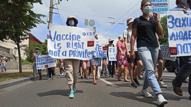 Патенти вбивають: у центрі Києва відбувся марш на підтримку вакцинації від COVID-19 07