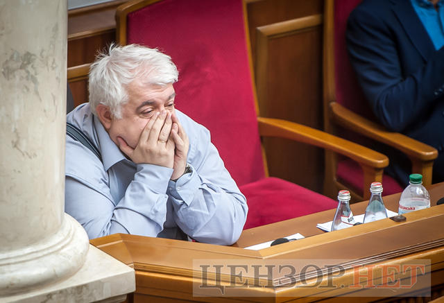 Ажіотаж у ложі Кабміну, запрошення Ляшка Новинському і Савченко, яка читає про націоналізм: як минув робочий день у Раді 17 Ажіотаж у ложі Кабміну, запрошення Ляшка Новинському і Савченко, яка читає про націоналізм: як минув робочий день у Раді 17