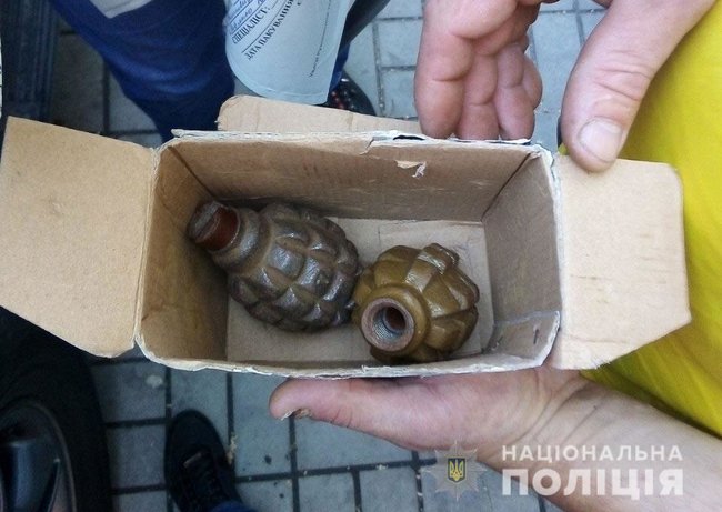 52-летняя женщина продавала гранаты в подземном переходе в Днепре, - полиция 01