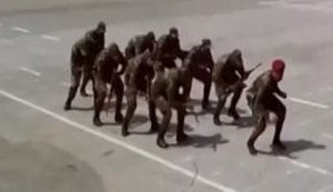 "Кто учился плохо - того убьют!", - будущие офицеры армии Мозамбика в Новосибирске показали боевой танец солдатам армии РФ. ВИДЕО