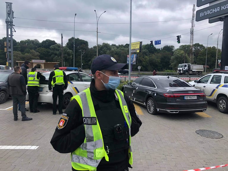 Стріляли в автомобіль помічника Зеленського Шефіра, поранено водія 10