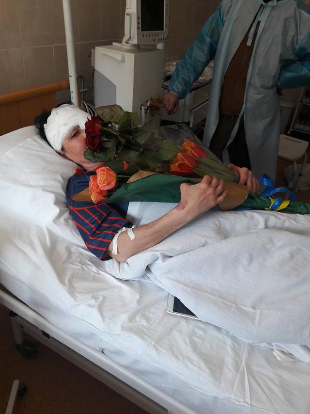 72 Brigade fighters visit wounded civic volunteer Tolmachova in hospital 02