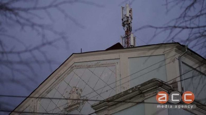 Вітер зірвав дах кінотеатру в Чернівцях 06