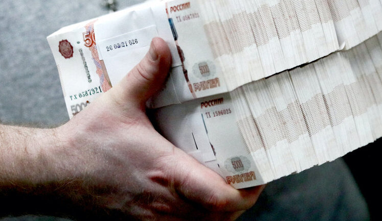 Росіяни почали активно забирати готівку з банків через постійні відключення інтернету