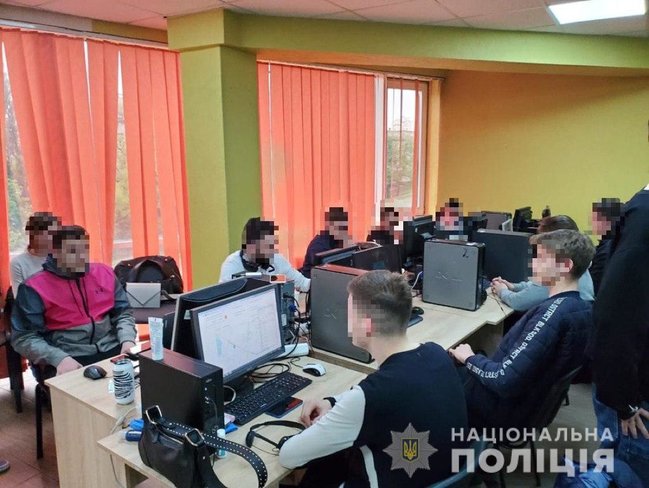 Киберполиция выявила три мошеннических call-центра, которые маскировались под службу безопасности банка 01