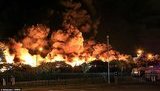 Полыхает фабрика: китайские фонарики подожгли 100 тысяч тонн бумаги. ФОТОрепортаж