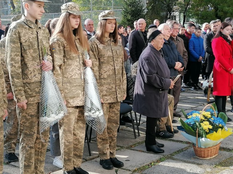 Барельєф загиблому на Донбасі українському воїну Сергію Барничу встановили в Калуші 07