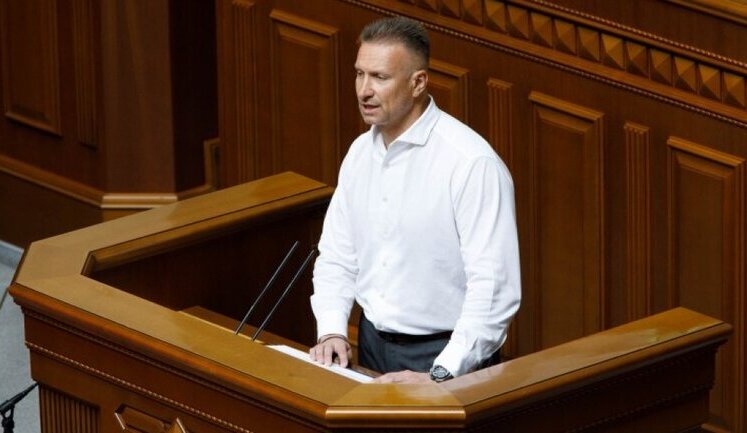 Нардеп Вацак, який купив під час війни елітний Rolls-Royce Spectre, просить у соцмережі скинутися на авто для фронту. ФОТО