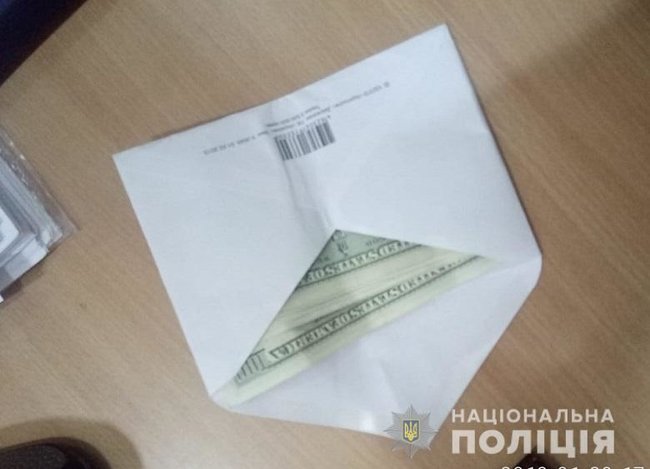Две женщины предлагали следователю $1000 за закрытие дела против одной из них, - Нацполиция 04