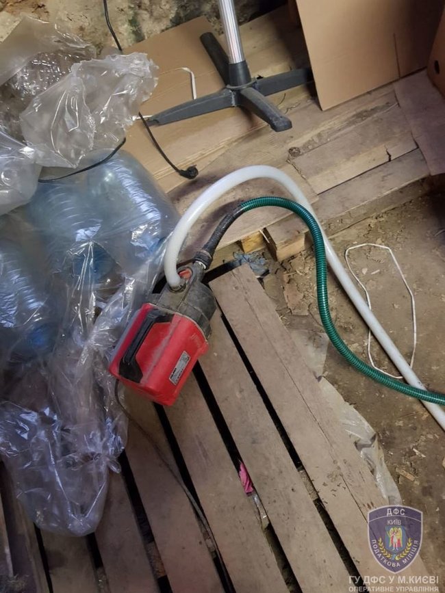 Підпільне виробництво алкогольного фальсифікату ліквідовано на Чернігівщині, вилучено продукції на 1,4 млн грн 11