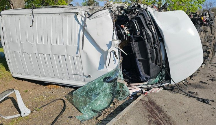Окупанти атакували авто у Херсоні: одна людина загинула, ще одна поранена. Минулої доби було поранено 4 цивільних. ФОТО