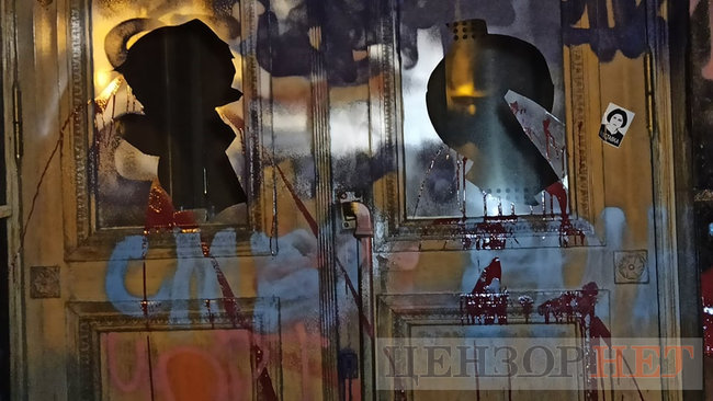 Фаєри, феєрверки і розбите скло, - під Офісом Президента відбулася акція на підтримку Стерненка 16 Фаєри, феєрверки і розбите скло, - під Офісом Президента відбулася акція на підтримку Стерненка 16