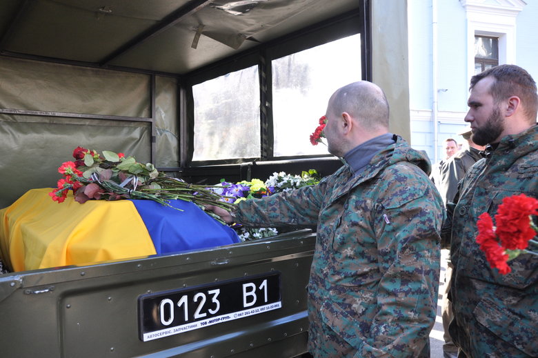 В Києві попрощалися із загиблим внаслідок російського обстрілу розвідником 30-ї ОМБр Антоном Сидоровим 58