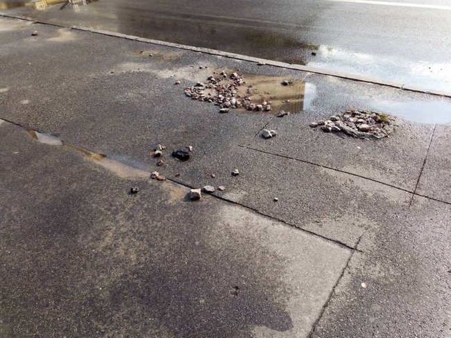Дощі в Києві: потік води спотворив асфальт на Антоновича 04
