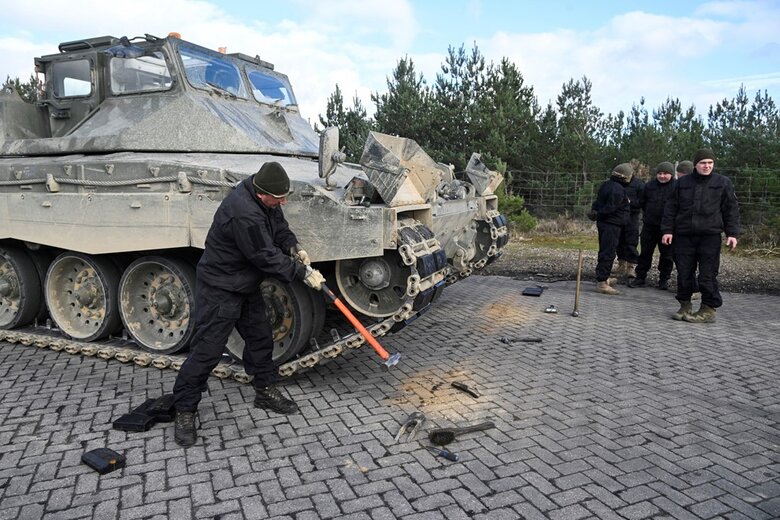 Міністр оборони Великої Британії Воллес завітав до українських військових, які опановують танки Challenger 2 04 Міністр оборони Великої Британії Воллес завітав до українських військових, які опановують танки Challenger 2 04