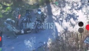 Военные РФ на мотоциклах выбросили раненого оккупанта в посадку. ВИДЕО