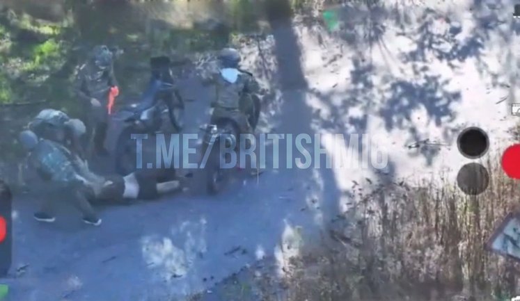 Военные РФ на мотоциклах выбросили раненого оккупанта в посадку. ВИДЕО