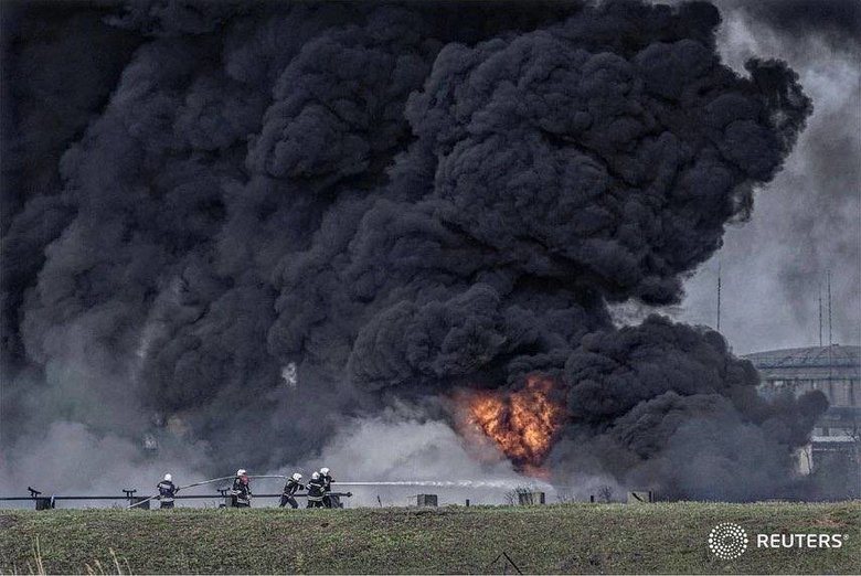 Наслідки обстрілу російськими окупантами нафтового підприємства у Лисичанську 02